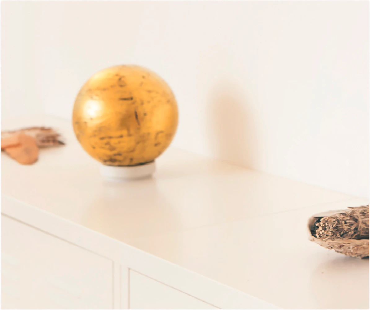 Goldene Kugel auf Sideboard